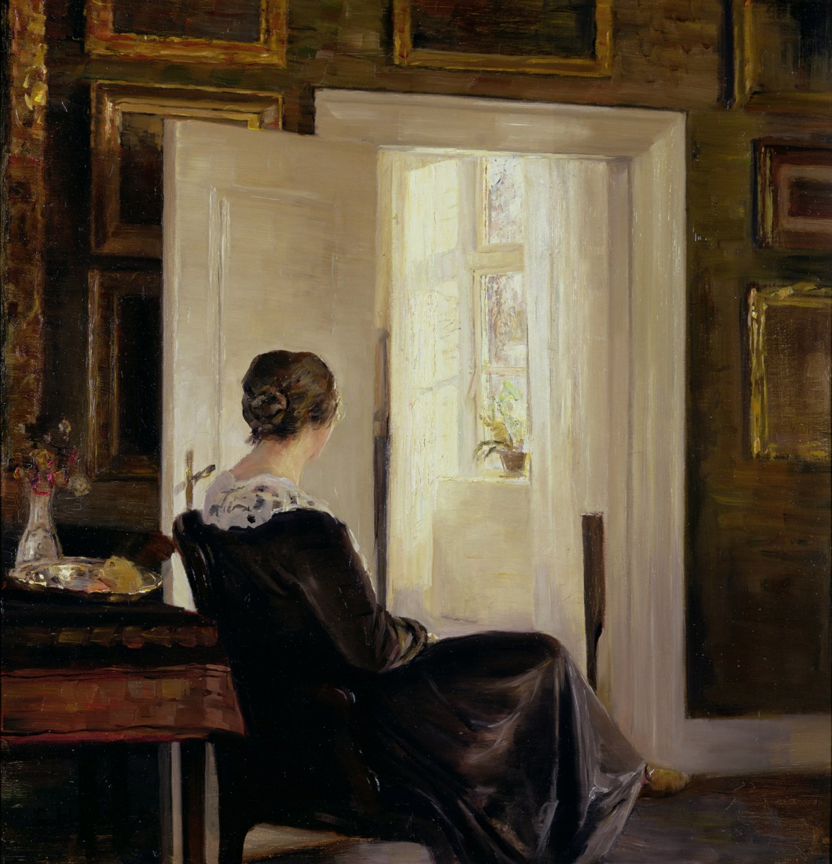 Uma mulher sentada perto de uma porta de Carl Holsoe