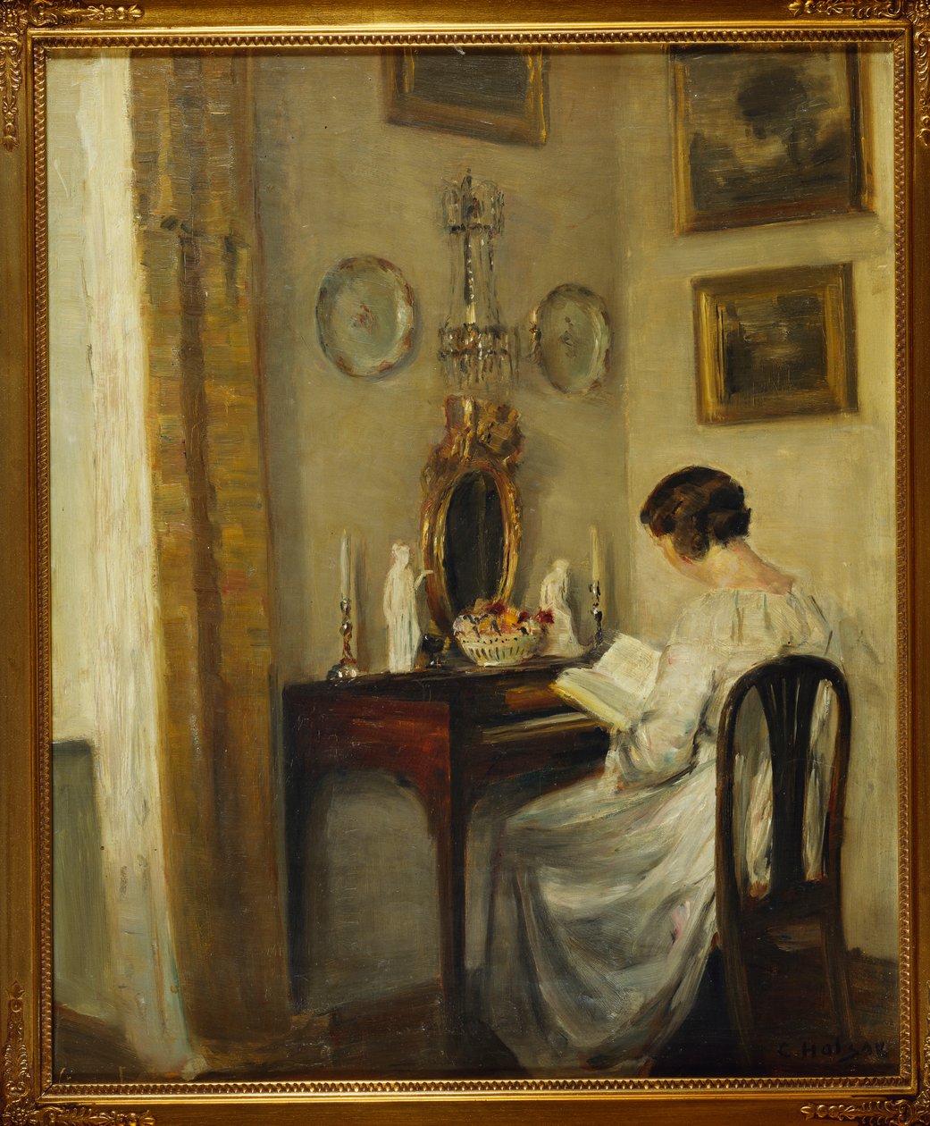 Um interior com uma garota lendo em uma mesa (óleo sobre tela) de Carl Holsoe