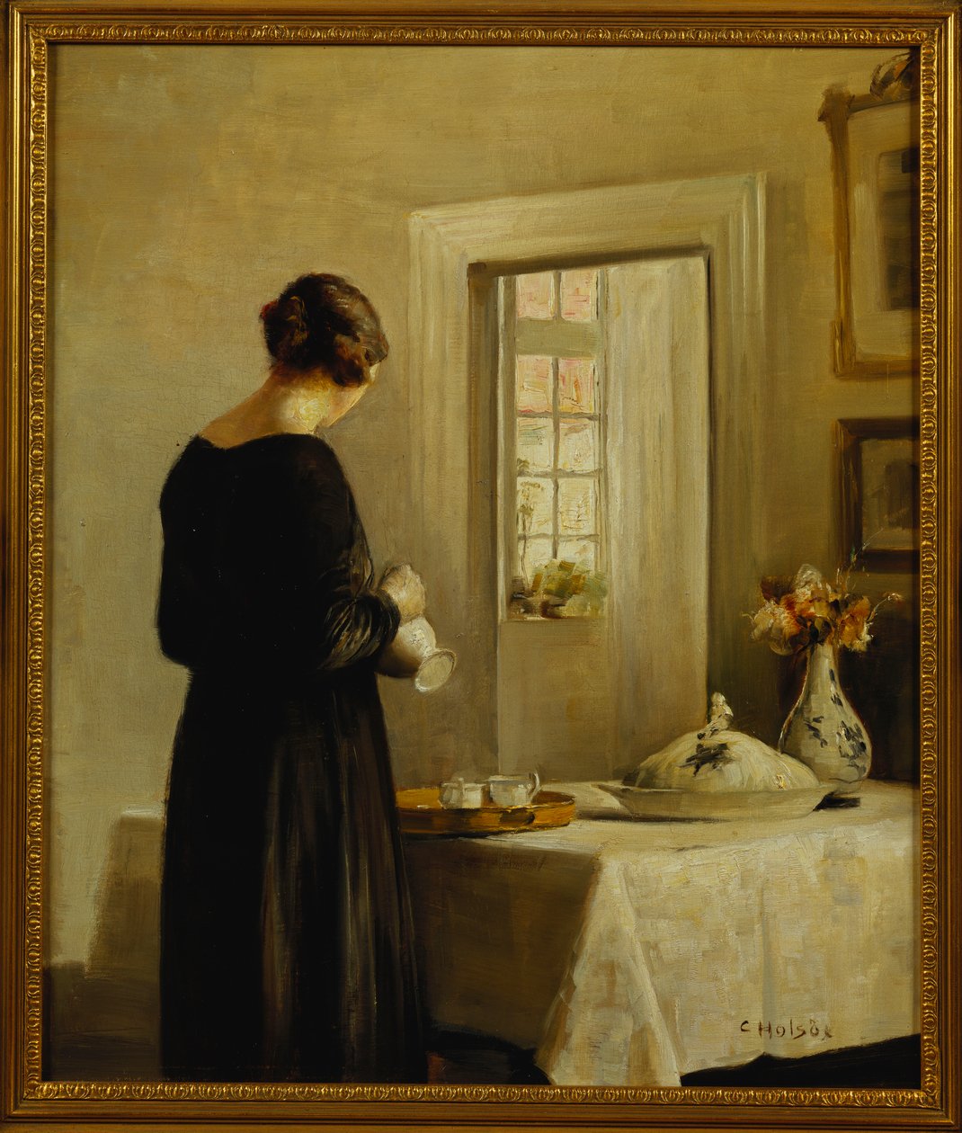 Um interior com uma mulher à mesa (óleo sobre tela) de Carl Holsoe