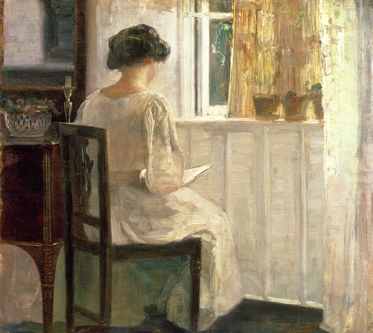 Menina lendo em um quarto iluminado pelo sol de Carl Holsoe
