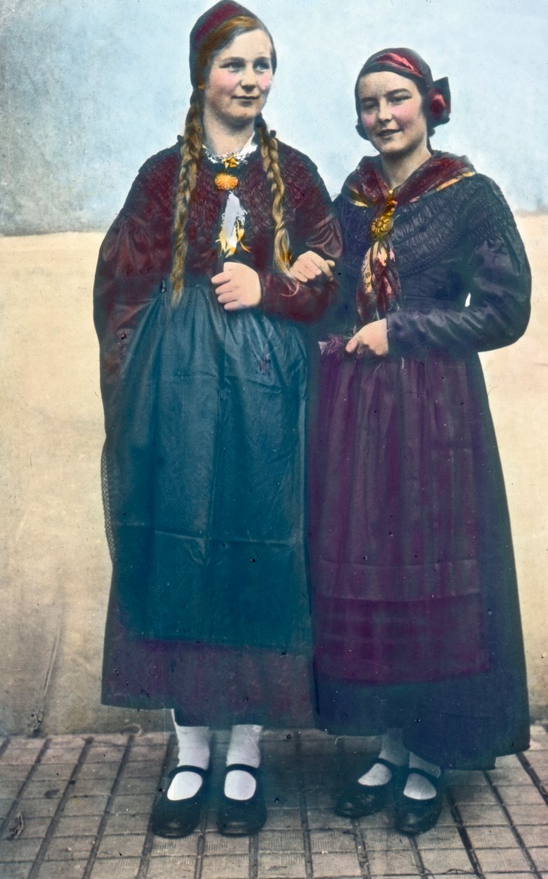Áustria, Retrato de duas jovens da Caríntia. Data da imagem: cerca de 1920. Arquivo Carl Simon de Carl Simon
