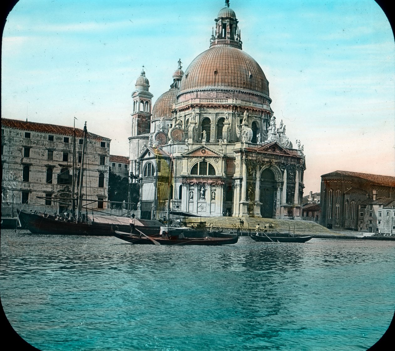 Itália, Veneza, vista para a Basílica Santa Maria della Salute, também conhecida como Basílica de Santa Maria da Saúde, área de Dorsoduro, data da imagem: cerca de 1910. Arquivo Carl Simon de Carl Simon