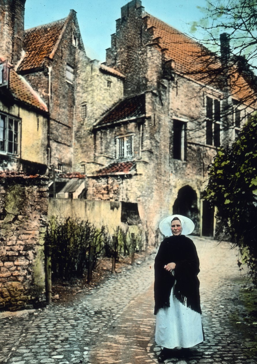 Países Baixos, província de Zeeland. Mulher em frente ao portal Kuipers, na cidade de Middelburg. Data da imagem: cerca de 1920. Arquivo Carl Simon de Carl Simon