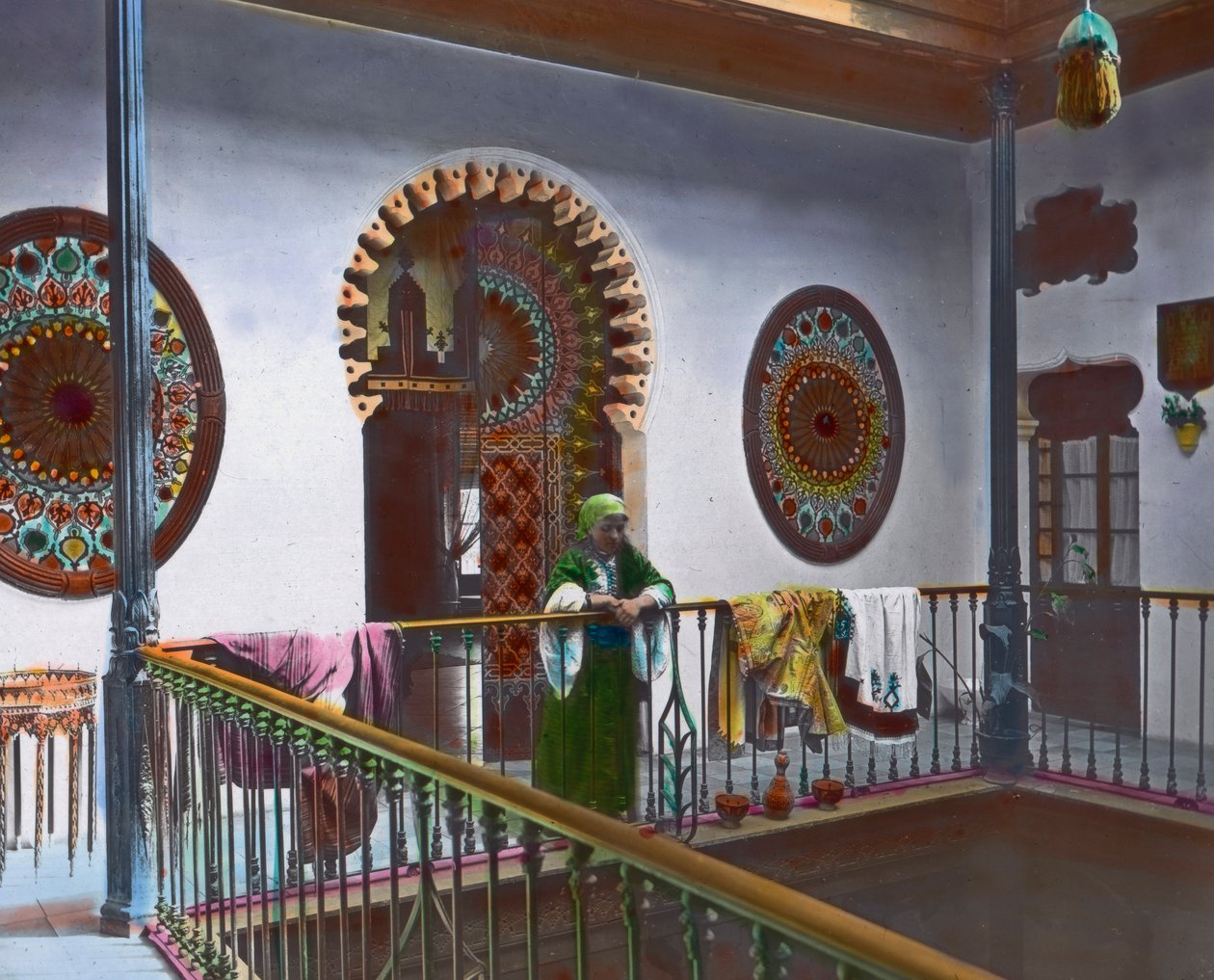 Norte de Marrocos, mulher marroquina na galeria, data da imagem: cerca de 1910, Arquivo Carl Simon de Carl Simon