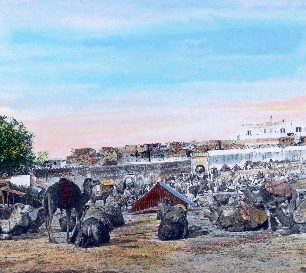 Norte de Marrocos, Souk em Tânger, data da imagem: cerca de 1910. Arquivo Carl Simon de Carl Simon