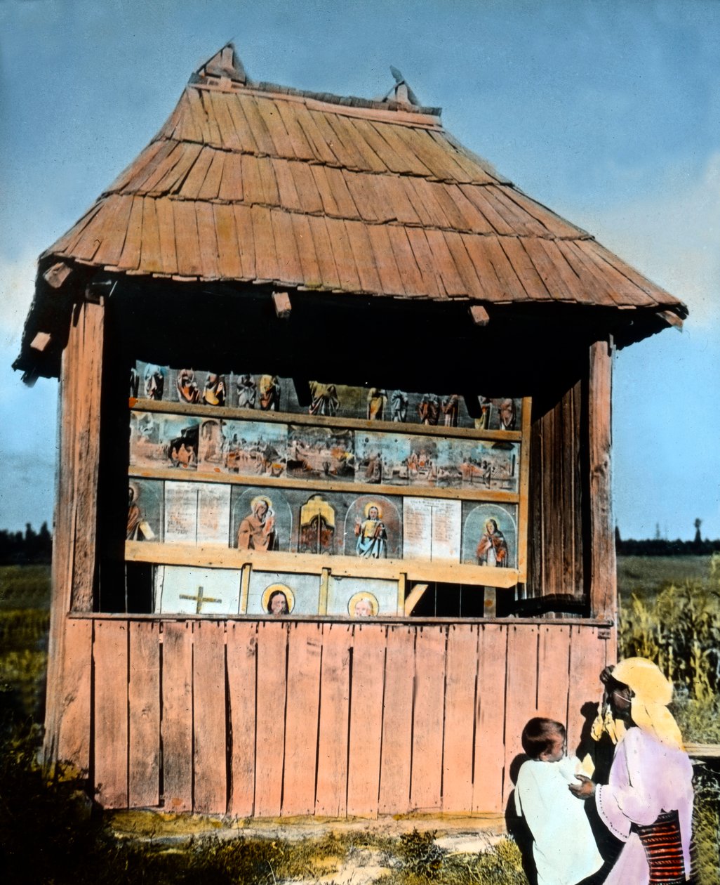 Roménia, Bucovina, mãe com criança em frente a uma pequena capela com imagens de santos, data da imagem: cerca de 1920. Arquivo Carl Simon de Carl Simon