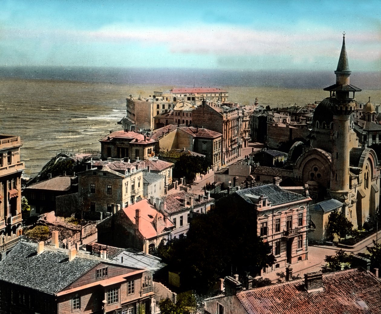 Roménia, cidade de Constanta, um dos maiores portos marítimos do Mar Negro. Vista para a Grande Mesquita Mahmudiye, data da imagem: cerca de 1920. Arquivo Carl Simon de Carl Simon