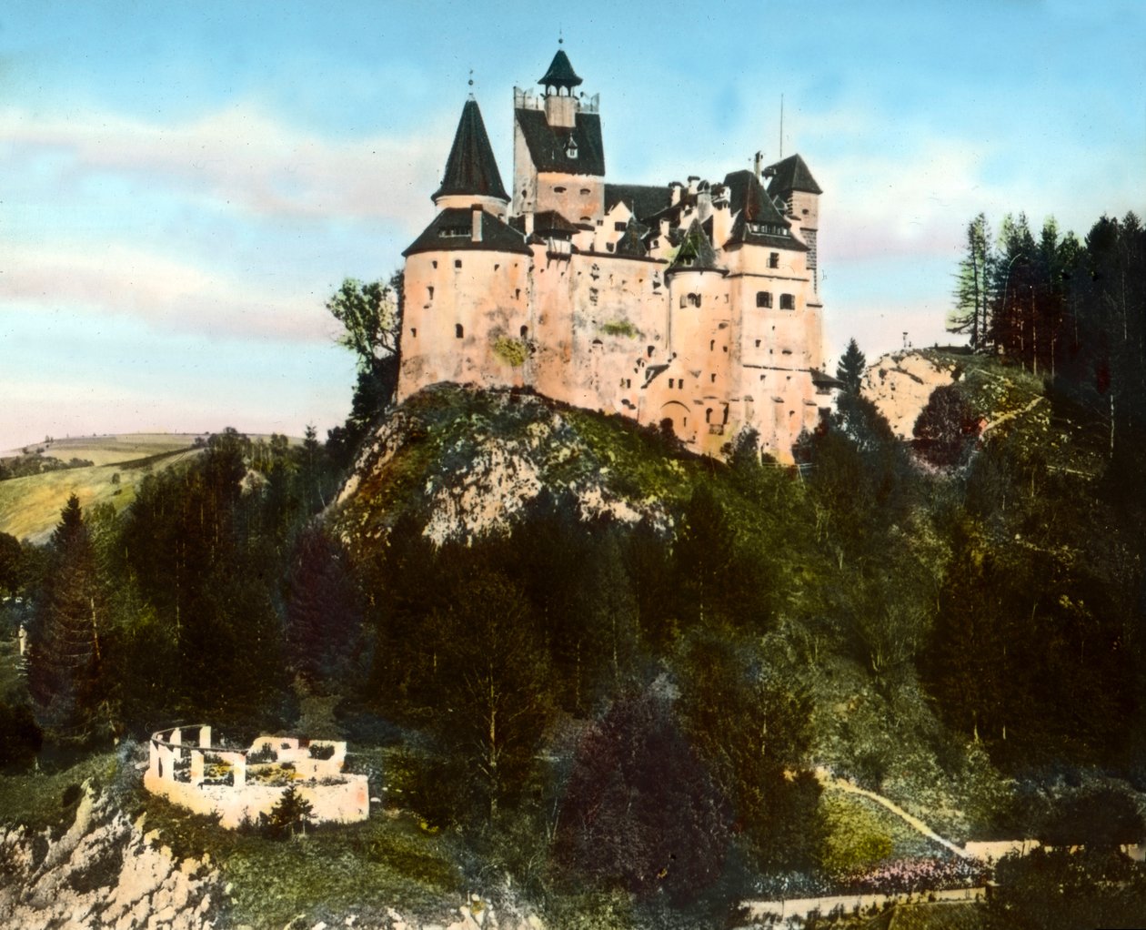 Roménia, Transilvânia, o Castelo de Bran (conhecido como o castelo do Drácula) perto da aldeia de Bran e da cidade de Brasov, data da imagem: cerca de 1920. Arquivo Carl Simon de Carl Simon