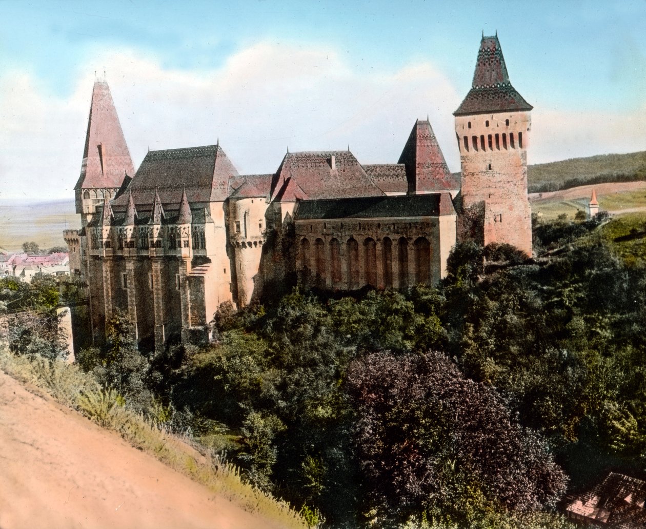 Roménia, Transilvânia, o Castelo de Hunyad (também conhecido como Castelo de Hunyadi, Castelo de Corvin ou Castelo de Hunedoara), data da imagem: cerca de 1920. Arquivo Carl Simon de Carl Simon