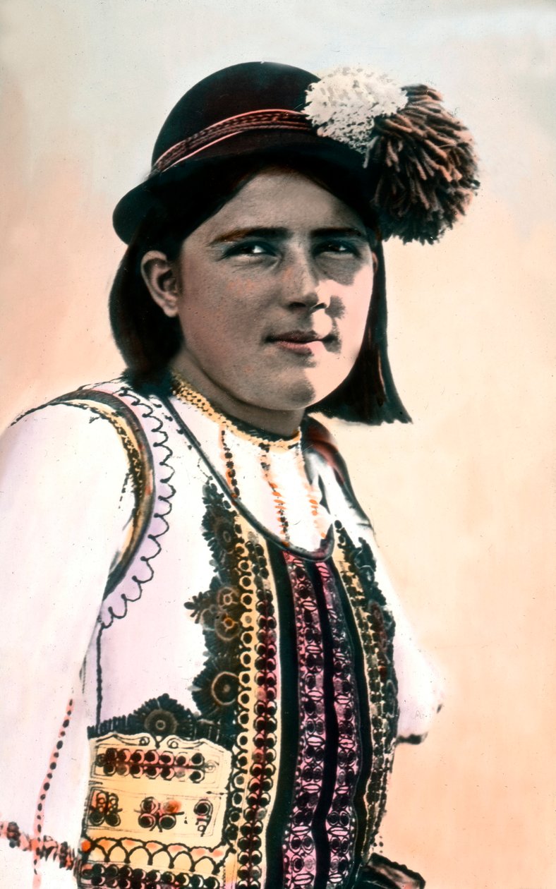 Roménia, retrato de uma rapariga em traje tradicional, data da imagem: cerca de 1920. Arquivo Carl Simon de Carl Simon