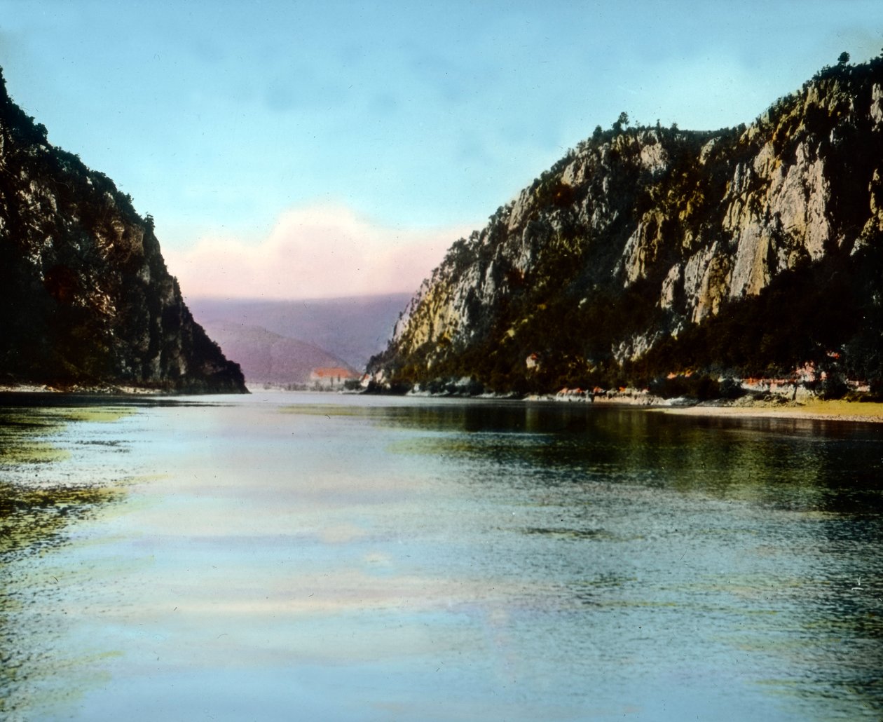 Roménia, os Portões de Ferro, um desfiladeiro no rio Danúbio, data da imagem: cerca de 1920. Arquivo Carl Simon de Carl Simon