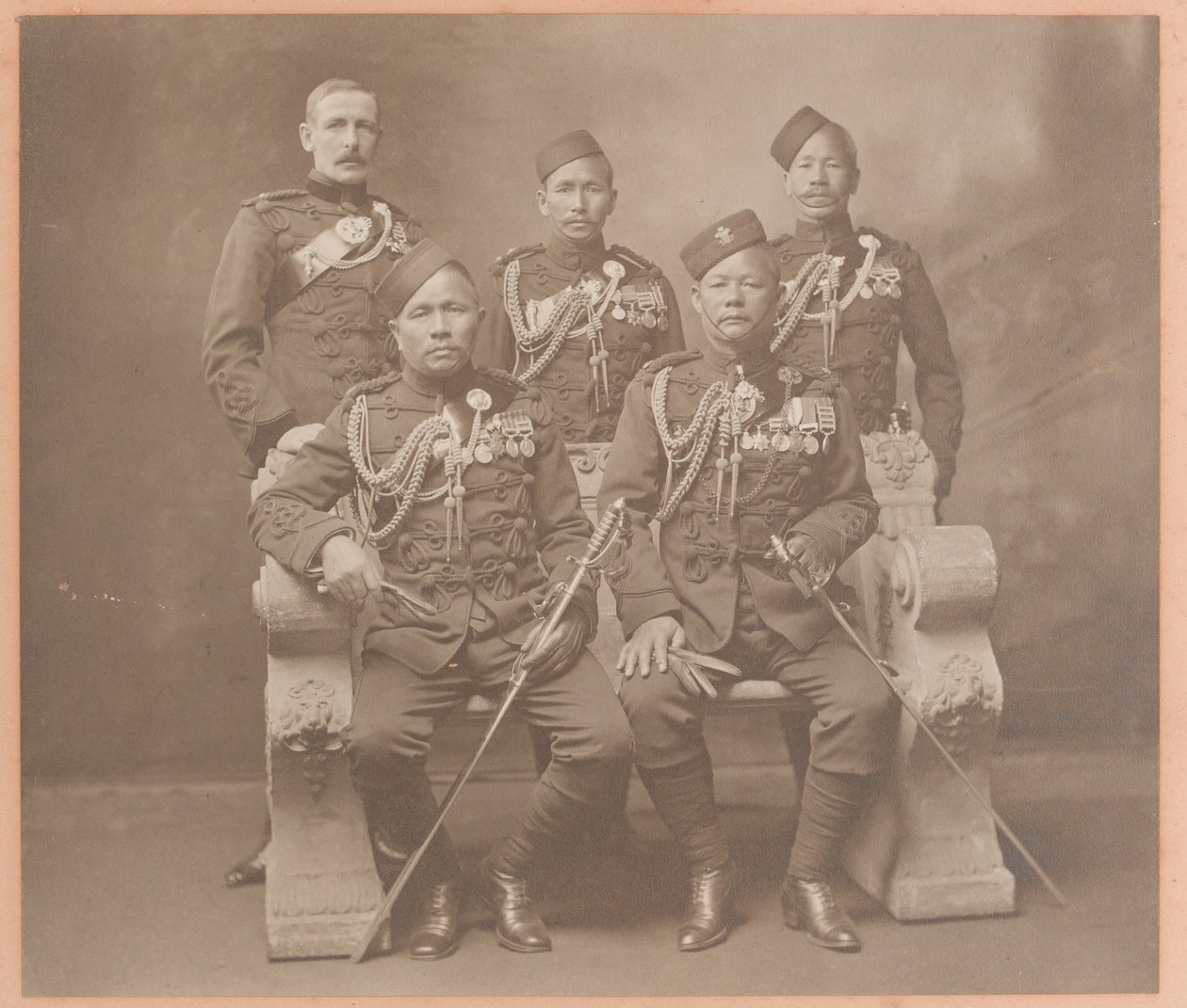 Oficiais Ordenados do Rei da Índia dos regimentos Gurkha de Carl Vandyk