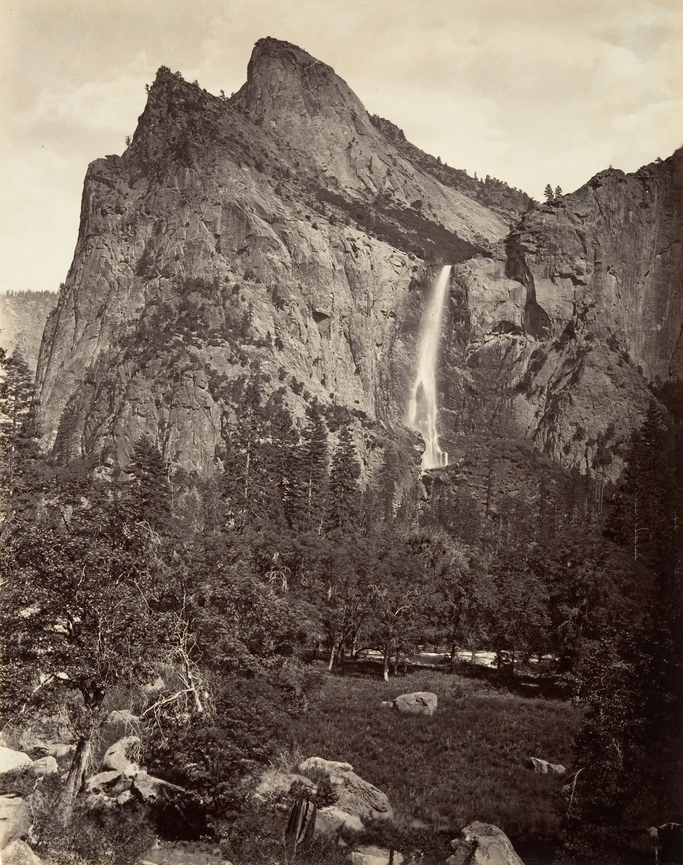 Caiu o Véu Nupcial, 940 pés, Yosemite, ca. 1872, impresso ca. 1876. de Carleton E. Watkins.