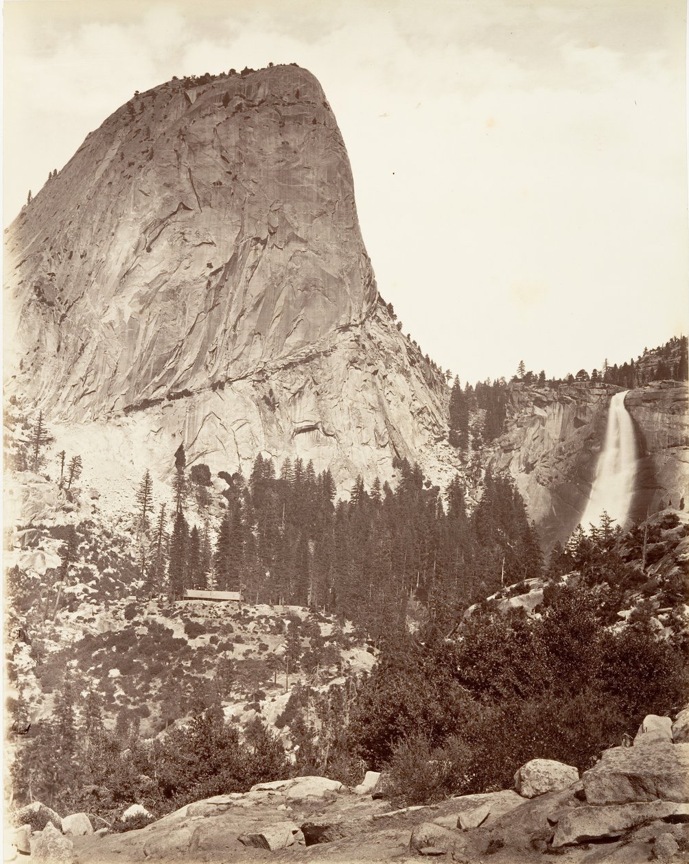 Cap de Liberty and Nevada Fall, Yosemite, ca. 1872, impresso ca. 1876. de Carleton E. Watkins.