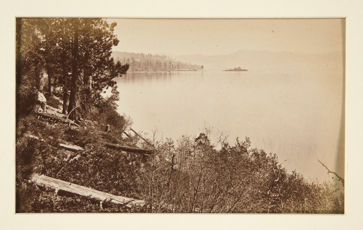 Quatro Cenas Ferroviárias e Quatro Vistas do Lago Tahoe: Lago Tahoe de Rochas de Artista de Carleton E. Watkins