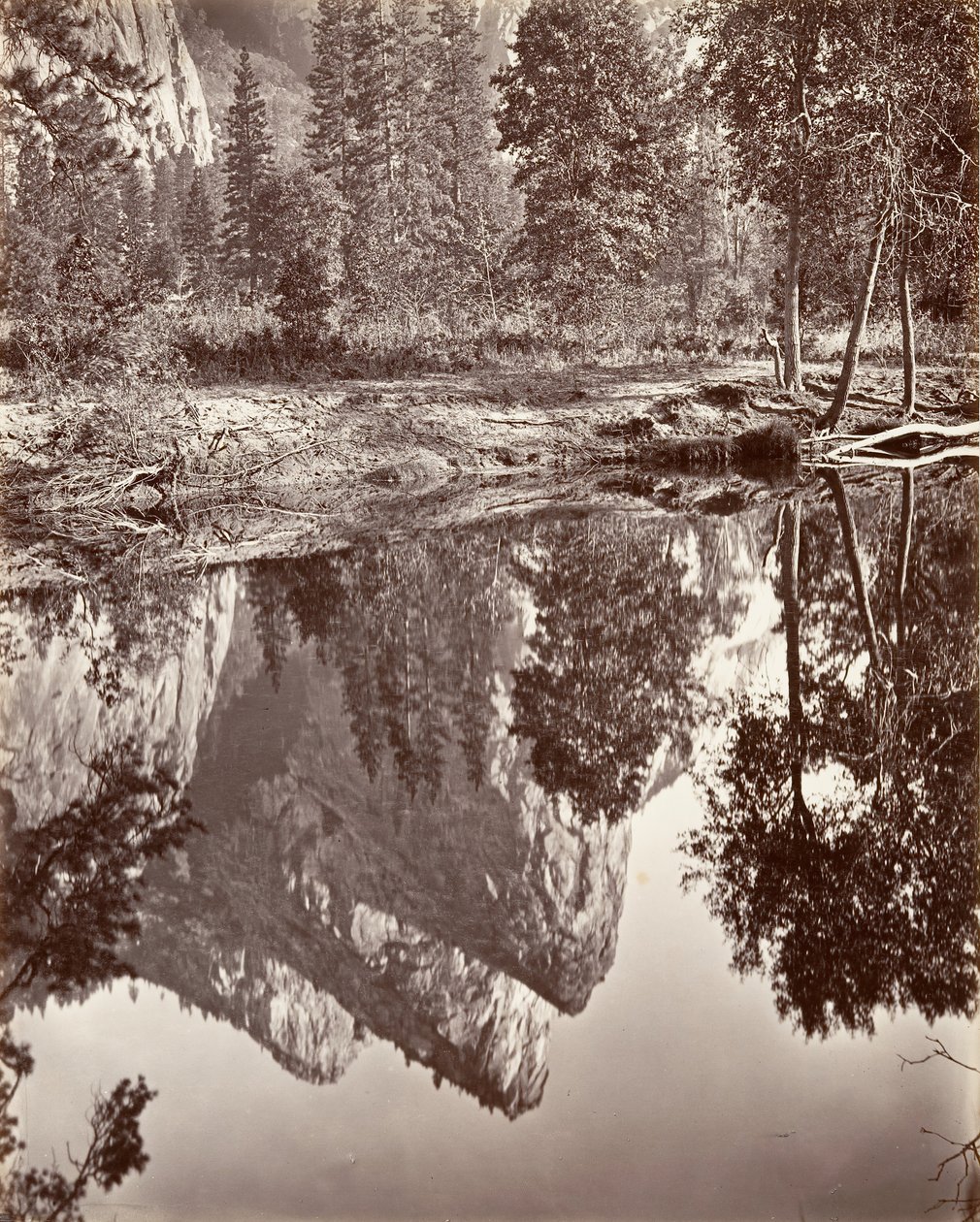 Vista do Espelho dos Três Irmãos, Yosemite, ca. 1872, impresso ca. 1876. de Carleton E. Watkins.