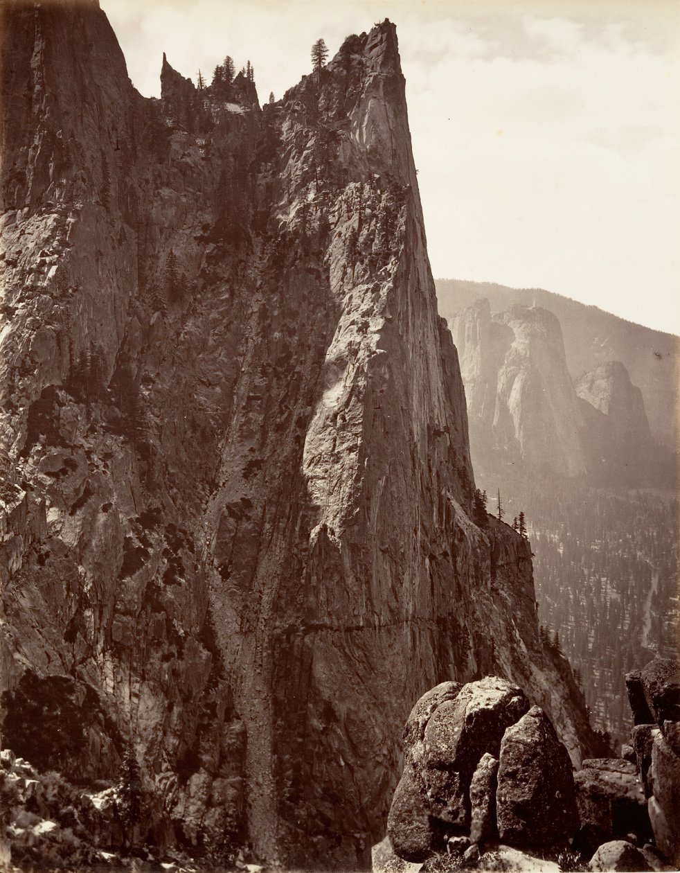 Sentinel Rock, Yosemite, ca. 1872, impresso ca. 1876. de Carleton E. Watkins.
