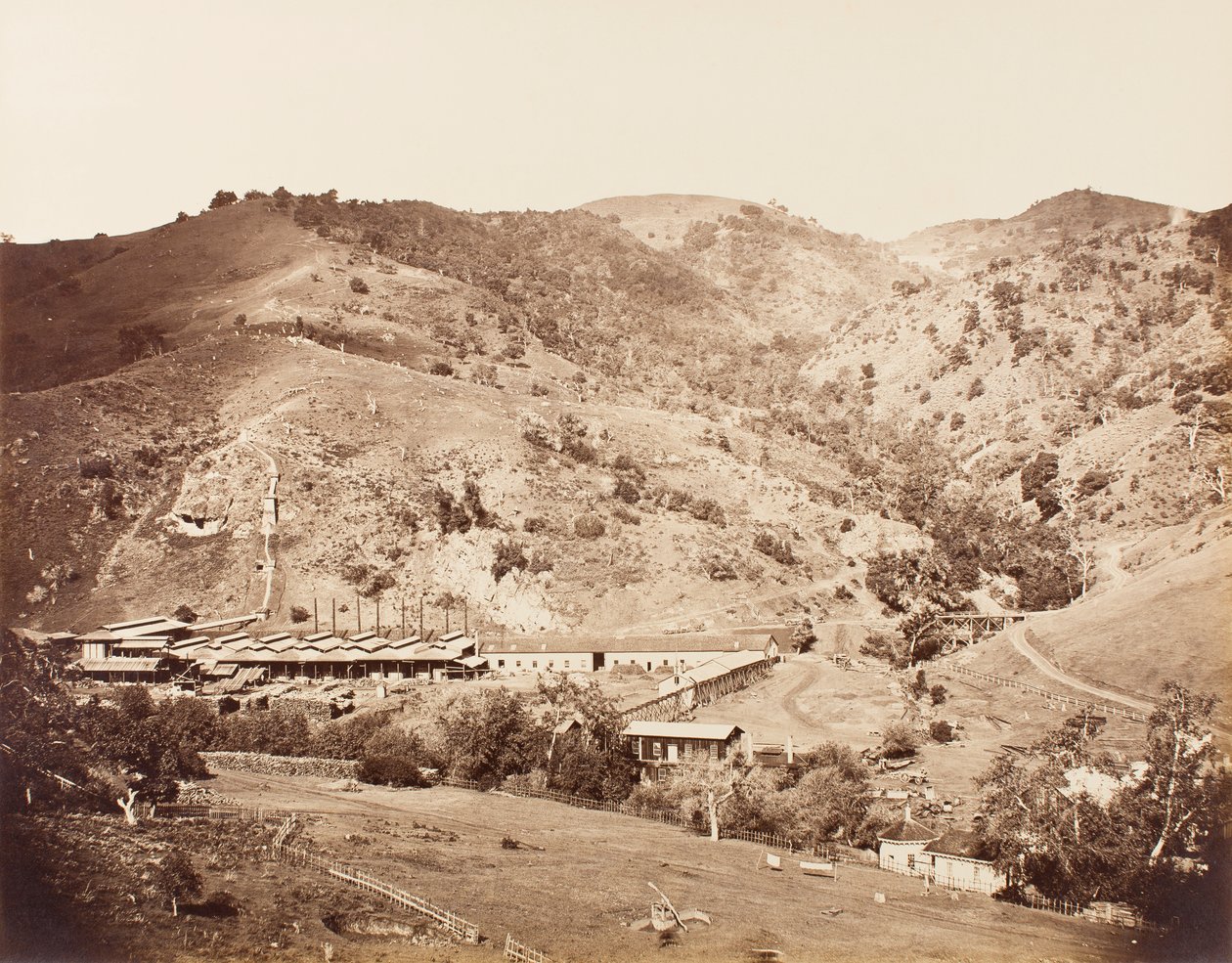 The Works and the Mine, New Almaden, Santa Clara, Califórnia de Carleton E. Watkins
