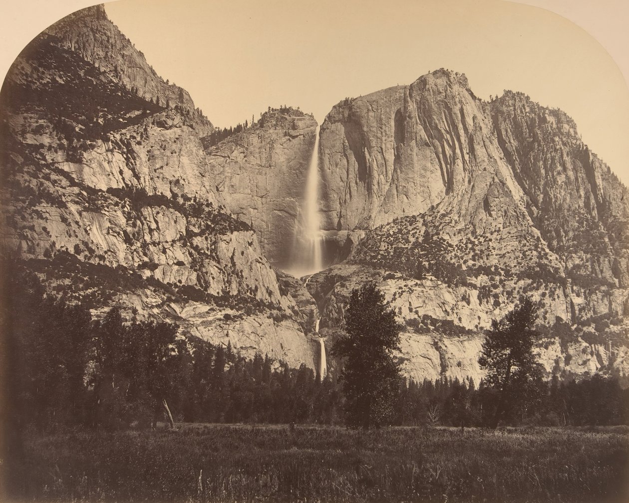 2637 pés. Yosemite Fall, vista frontal, 1861. de Carleton Emmons Watkins