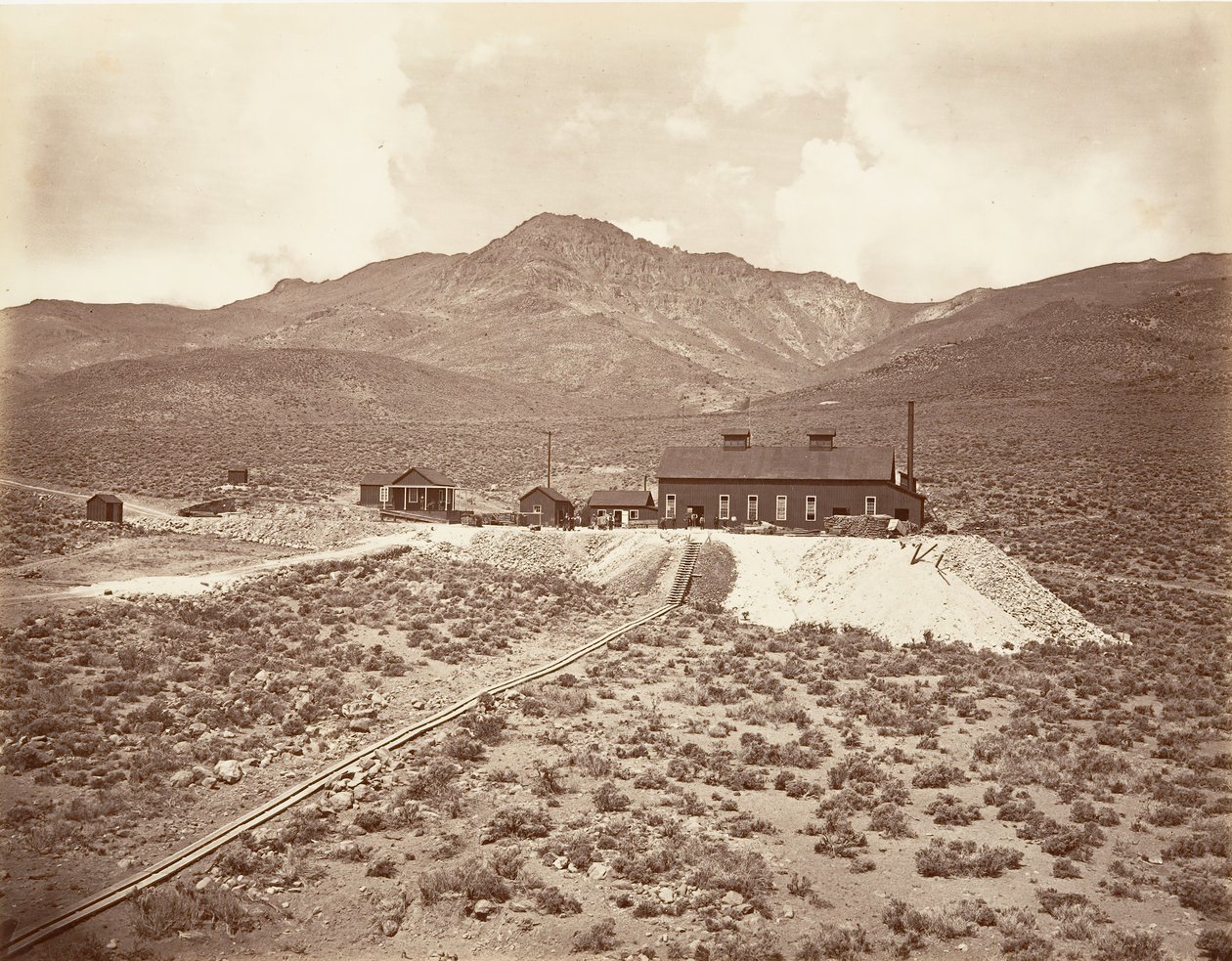 Edifícios do Túnel Sutro, 1875, impresso ca. 1876. de Carleton Emmons Watkins