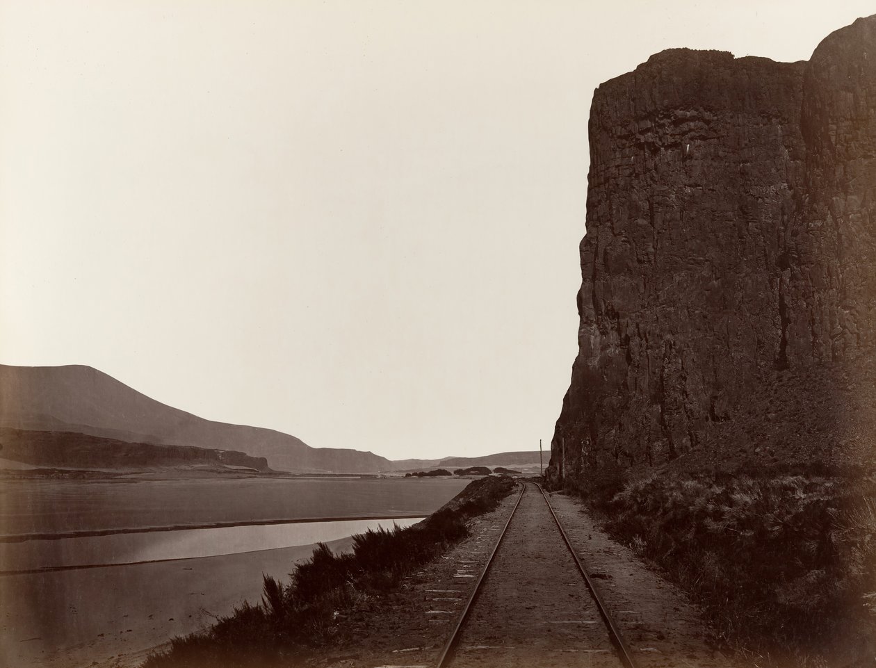 Cabo Horn perto de Celilo, 1867. de Carleton Emmons Watkins