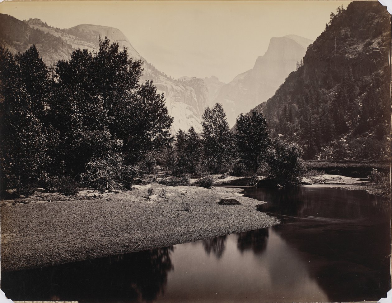 Vista distante das cúpulas, vale de Yosemite, Califórnia, c.1866 (impressão de albume) de Carleton E. Watkins