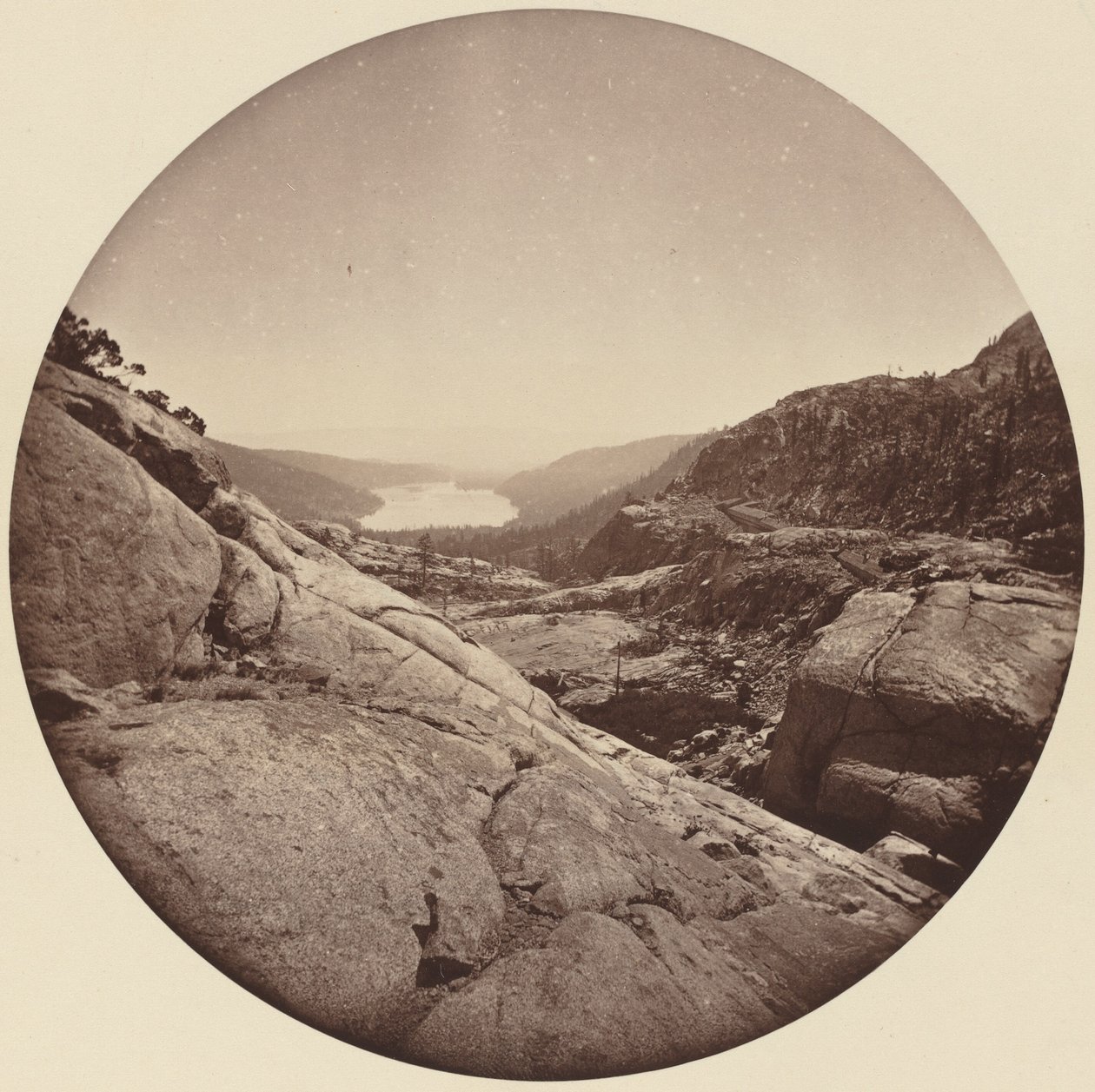 Donner Lake, Califórnia, c. década de 1860. de Carleton Emmons Watkins