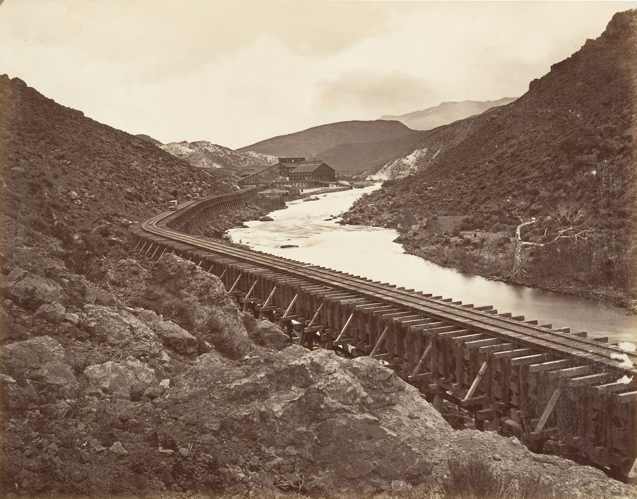 Eureka Quartz Mill and Flume, Nevada, 1875, impresso ca. 1876. de Carleton Emmons Watkins
