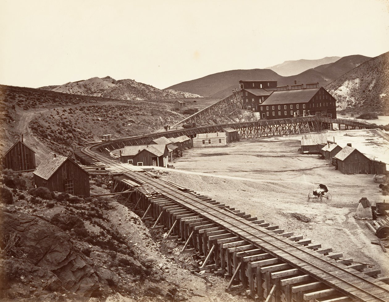 Eureka Quartz Mill and Flume, Nevada, 1875, impresso ca. 1876. de Carleton Emmons Watkins