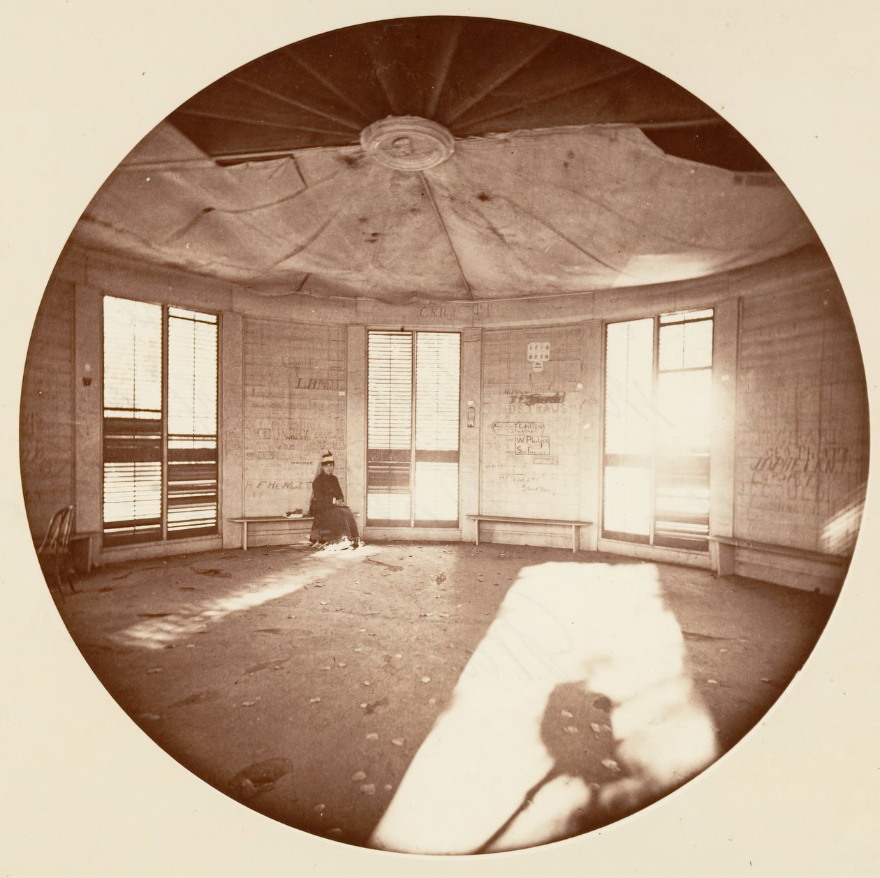 Interior do Pavilhão Construído no Tronco da Árvore, C. Grove , ca. 1878. de Carleton Emmons Watkins