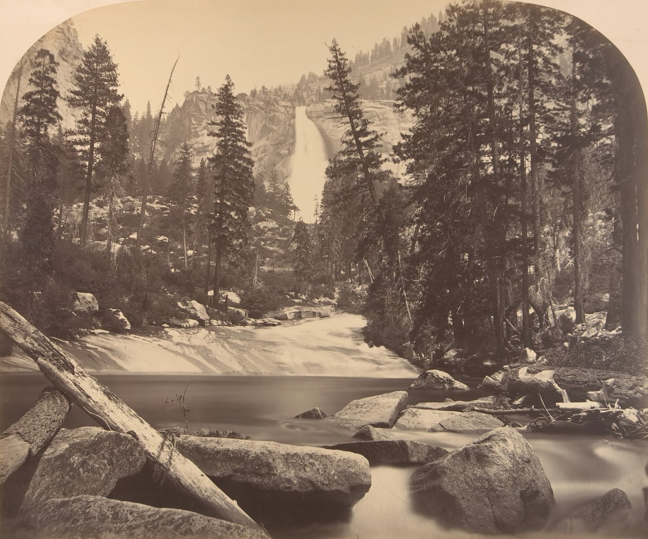 Nevada Fall, 700 pés, 1861. de Carleton Emmons Watkins