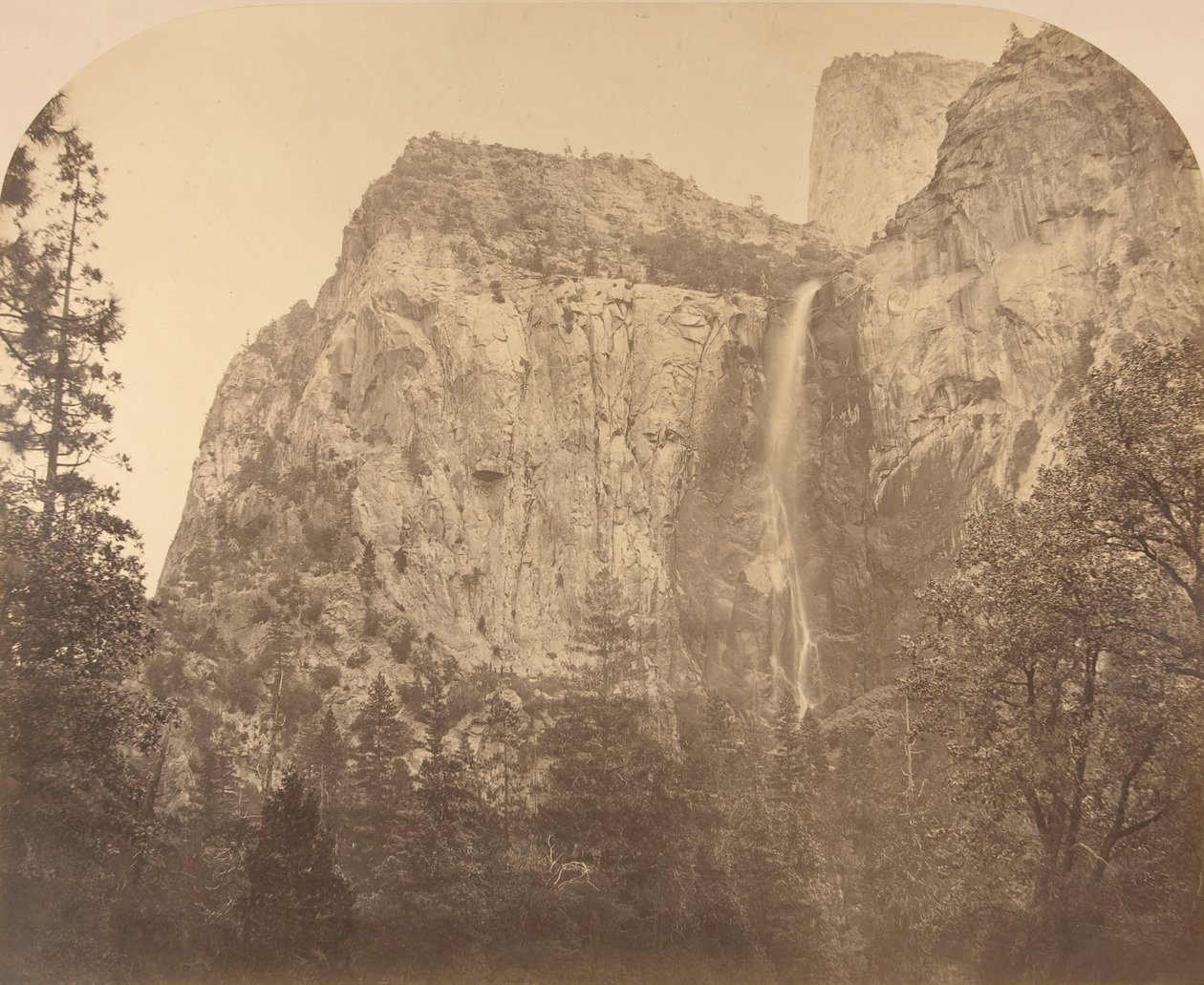 Pohono, Véu de Noiva, 900 pés, Yosemite, 1861. de Carleton Emmons Watkins