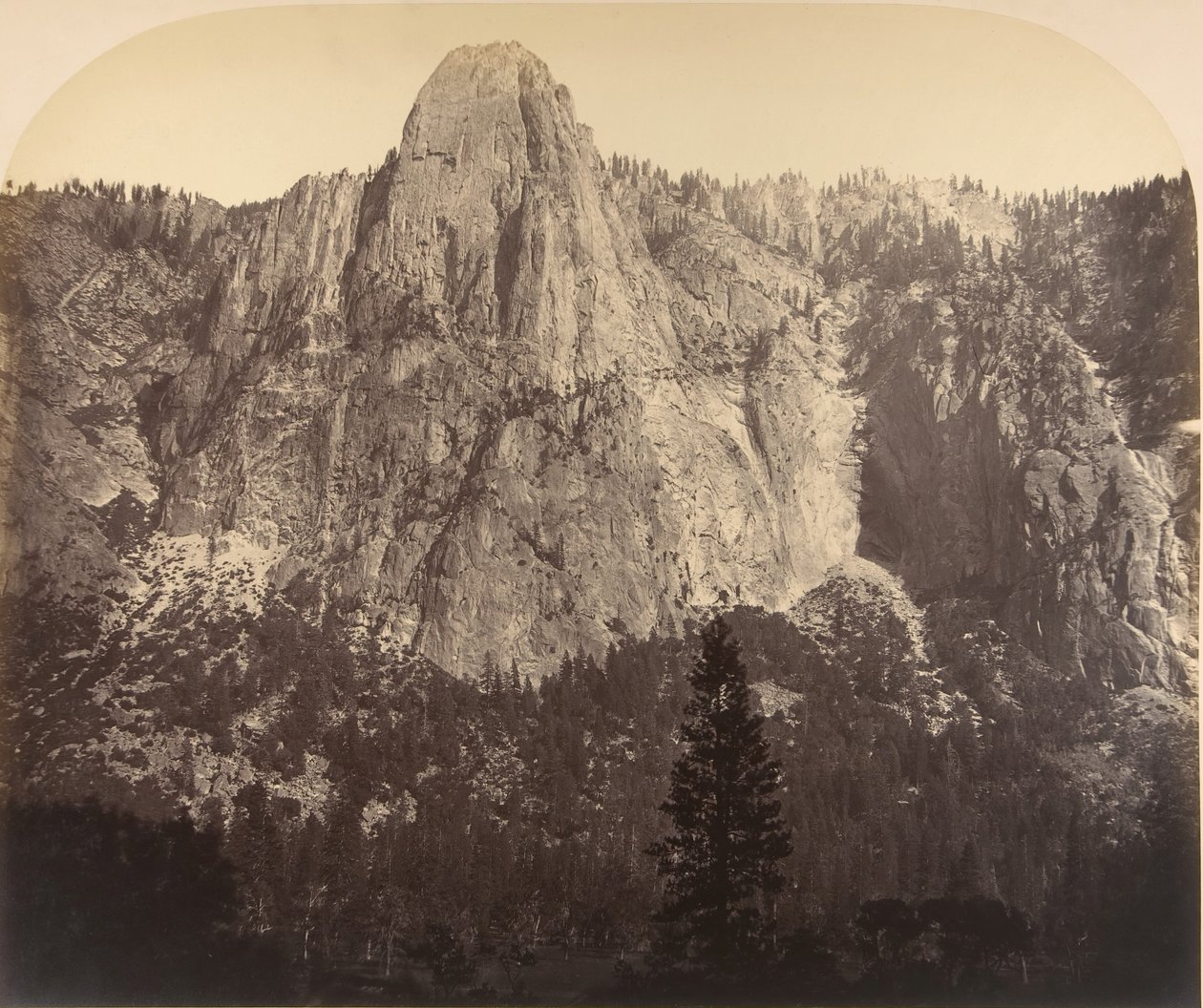 Sentinela. Vista frontal: 3.270 pés., 1861. de Carleton Emmons Watkins