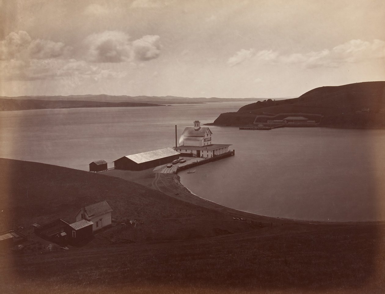 Estreito de Carquennes, de Vallejo do Sul, 1868-69. de Carleton Emmons Watkins
