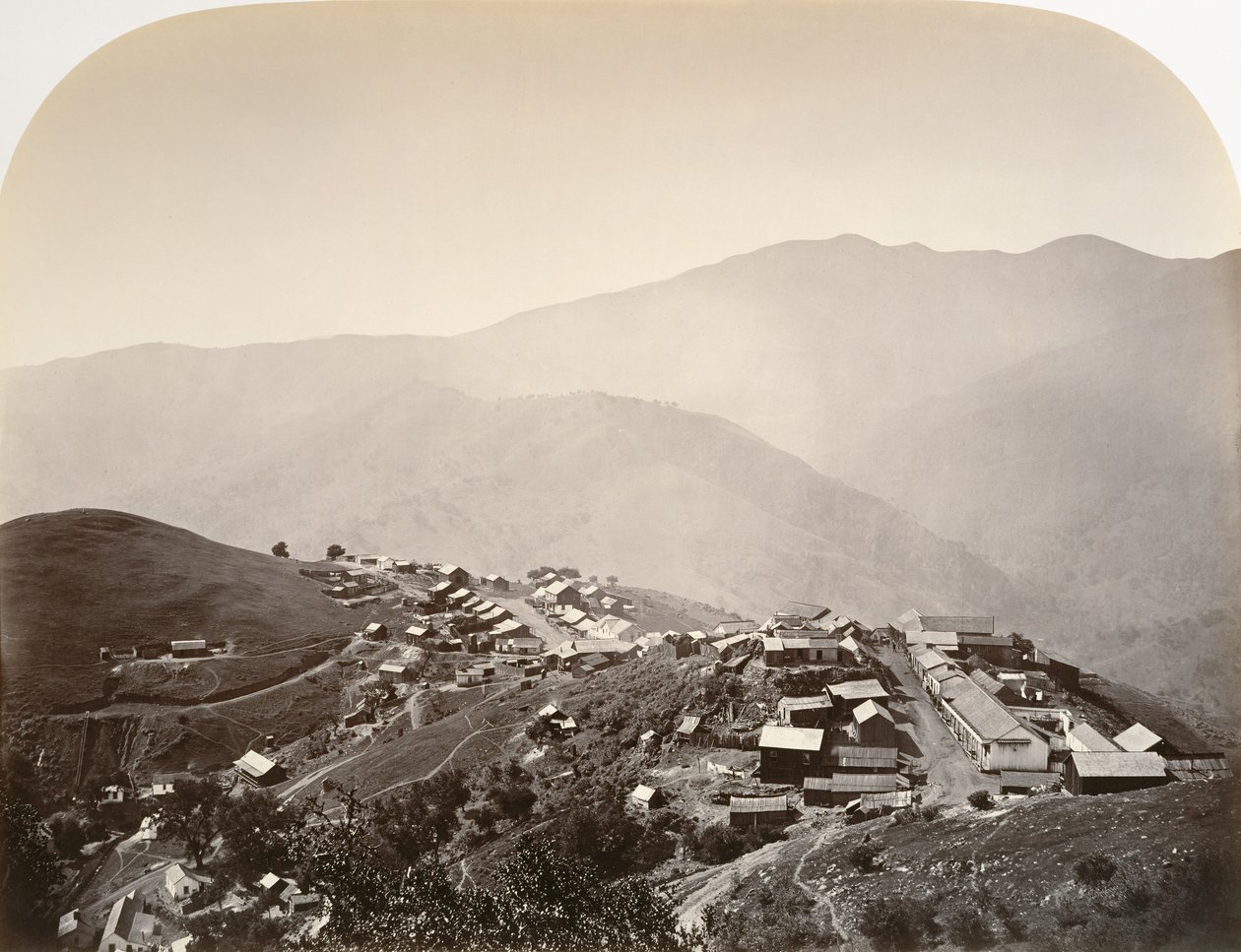 A cidade na colina, New Almaden, 1863. de Carleton Emmons Watkins