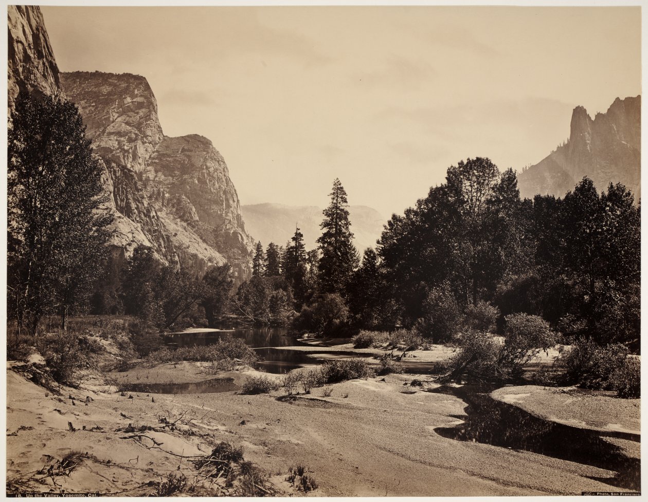 Subir o vale de Yosemite a partir do sopé do El Capitan de Carleton Emmons Watkins