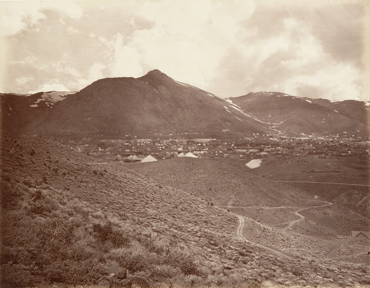 Virginia City, 1875, impresso ca. 1876. de Carleton Emmons Watkins