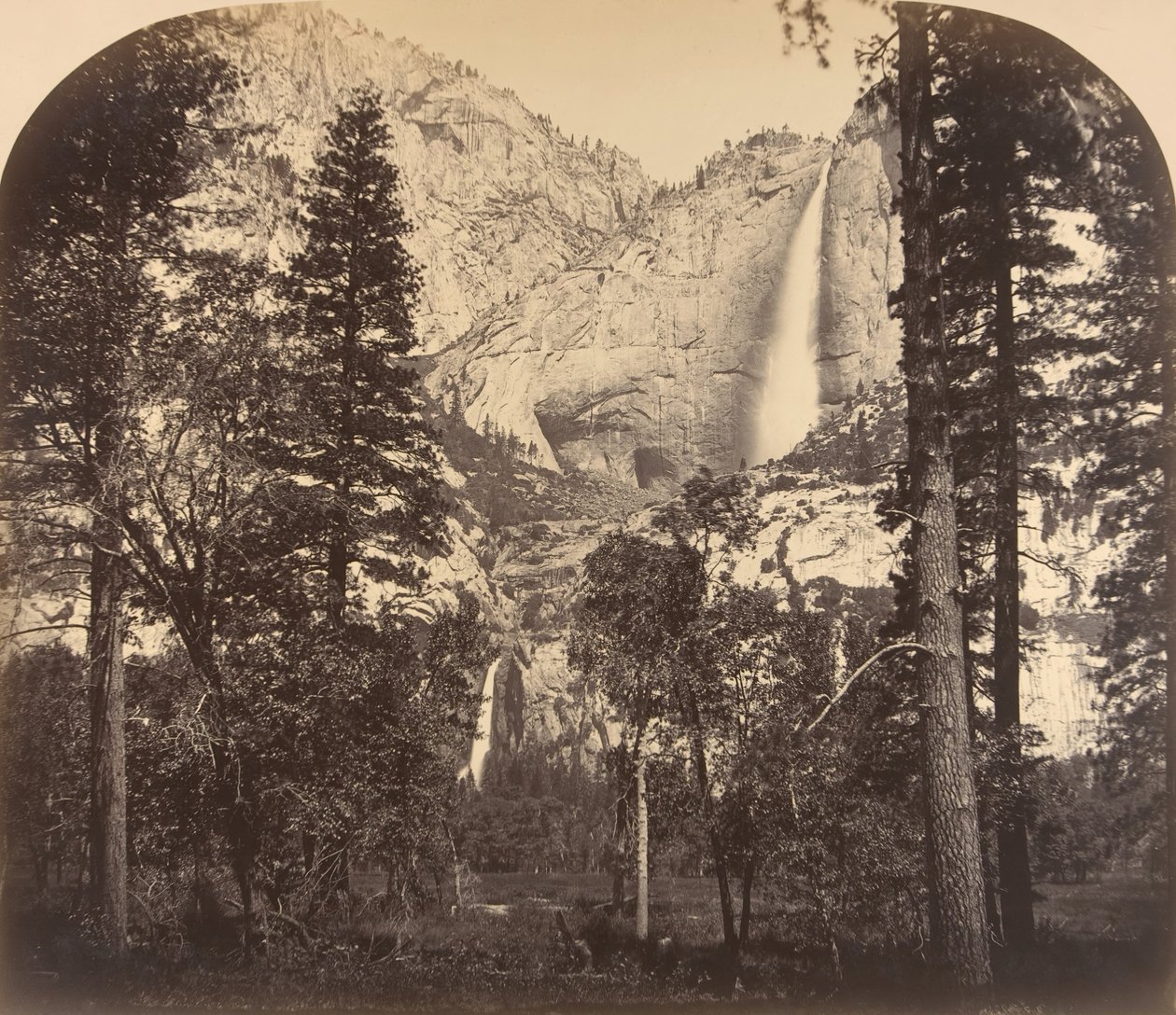 Queda de Yosemite. Descendo o Vale. 2637 pés, 1861. de Carleton Emmons Watkins