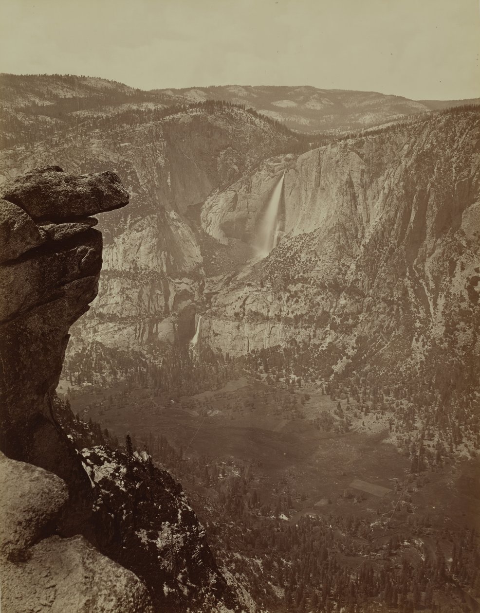 Yosemite Falls de Glacier Point, 1865-66, impresso ca. 1875. de Carleton Emmons Watkins
