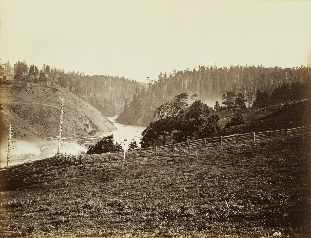 Rio Albion, condado de Mendocino, Califórnia de Carleton Watkins