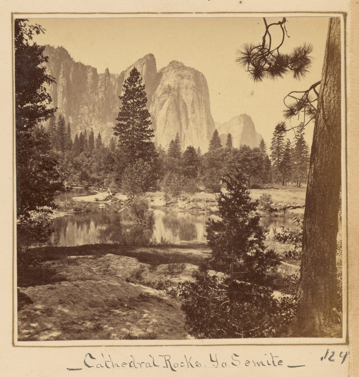 Rochedos da Catedral, 2600 pés de Carleton Watkins