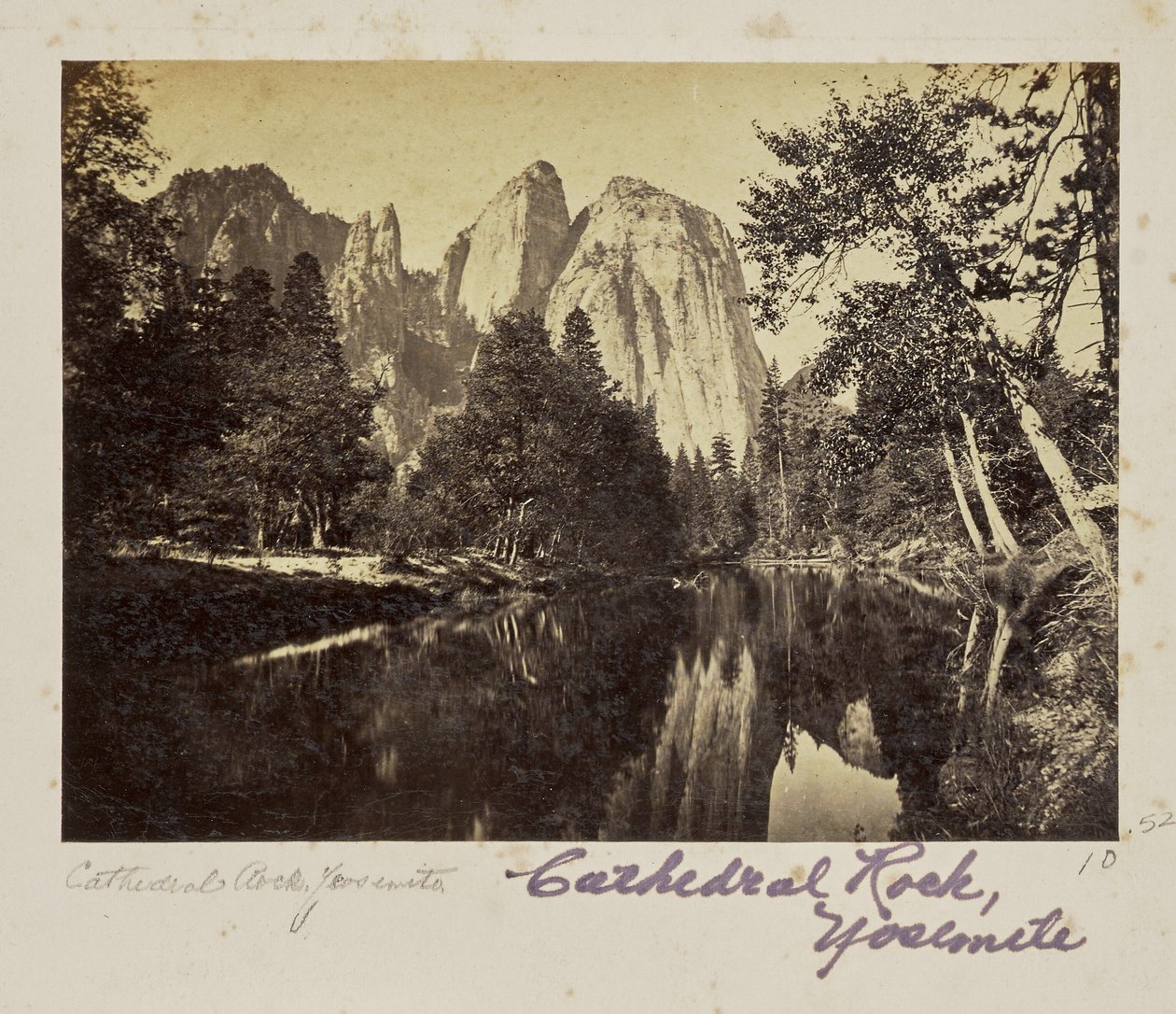 Cathedral Rocks, 2600 pés, Vale de Yosemite, Condado de Mariposa, Califórnia (n.º 1008) de Carleton Watkins
