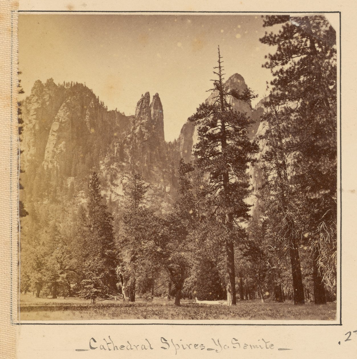 Torres da catedral, 2200 pés de Carleton Watkins