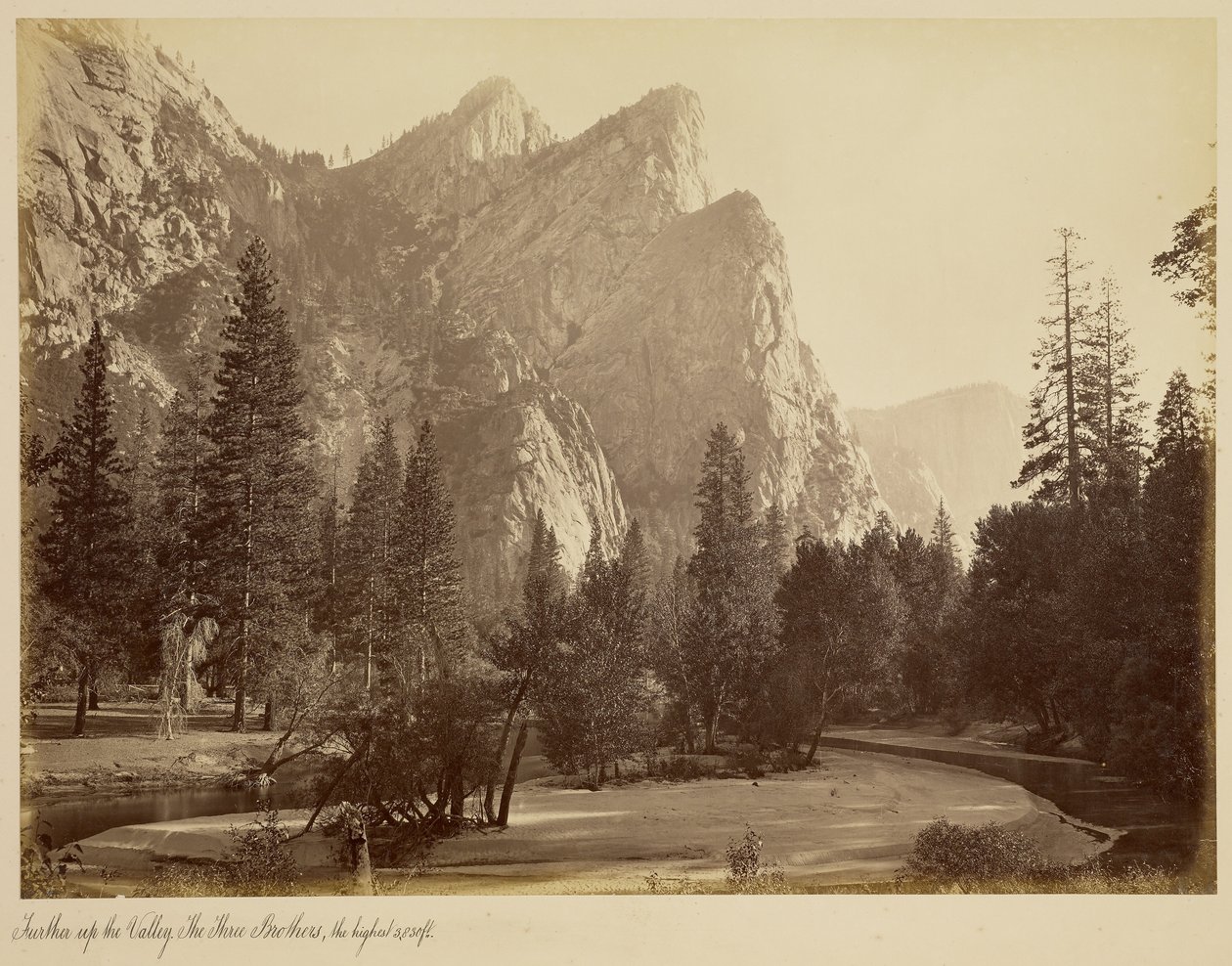 Mais acima no vale. Os Três Irmãos, o mais alto, 3 830 pés. de Carleton Watkins