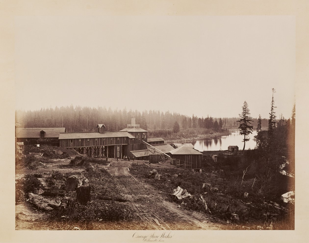 Siderurgia de Oswego, rio Willamette de Carleton Watkins