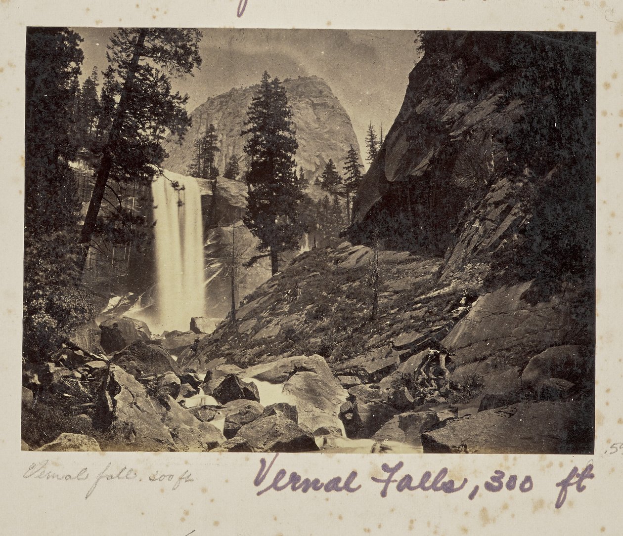 Piwyac - A queda de água Vernal - 300 pés, vale de Yosemite, condado de Mariposa, Califórnia (n.º 21) de Carleton Watkins