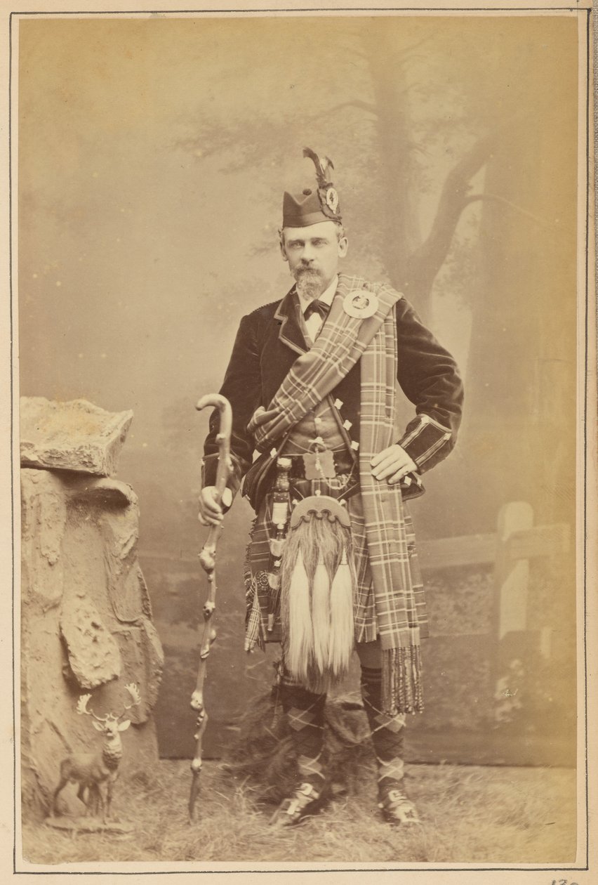 Retrato de um homem em traje escocês de Carleton Watkins