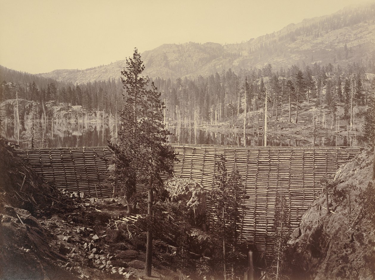 Reservatório de Rudyard. Barragem central com 114 pés de altura; estrutura de madeira e enchimento de pedra de Carleton Watkins