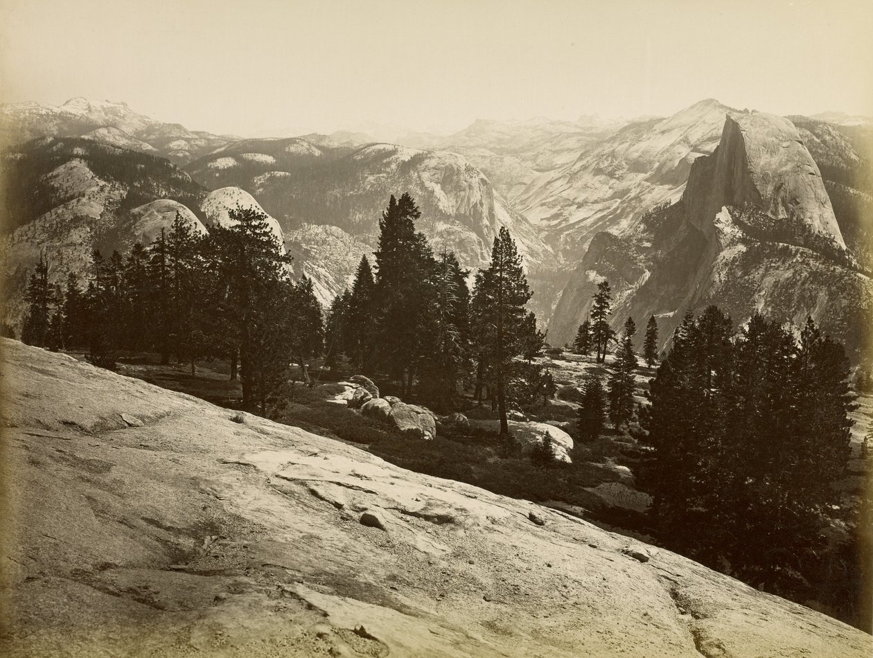 As cúpulas, vistas do Sentinel Dome, Yosemite de Carleton Watkins