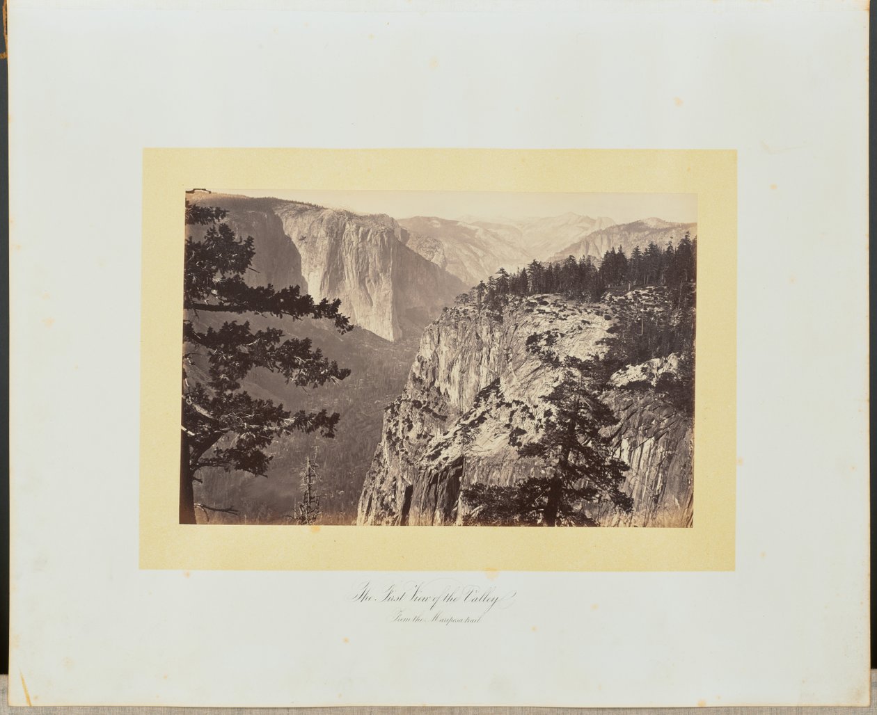 A primeira vista do vale a partir do trilho de Mariposa de Carleton Watkins